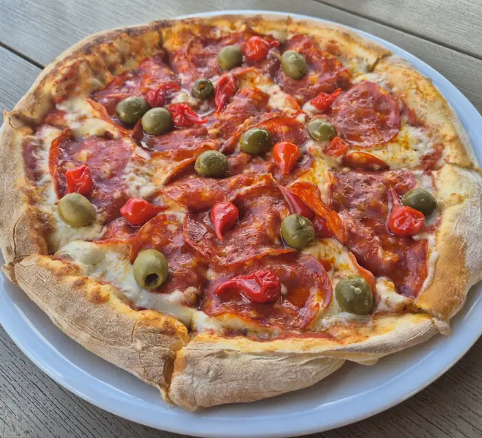 Pizza z salami i oliwkami