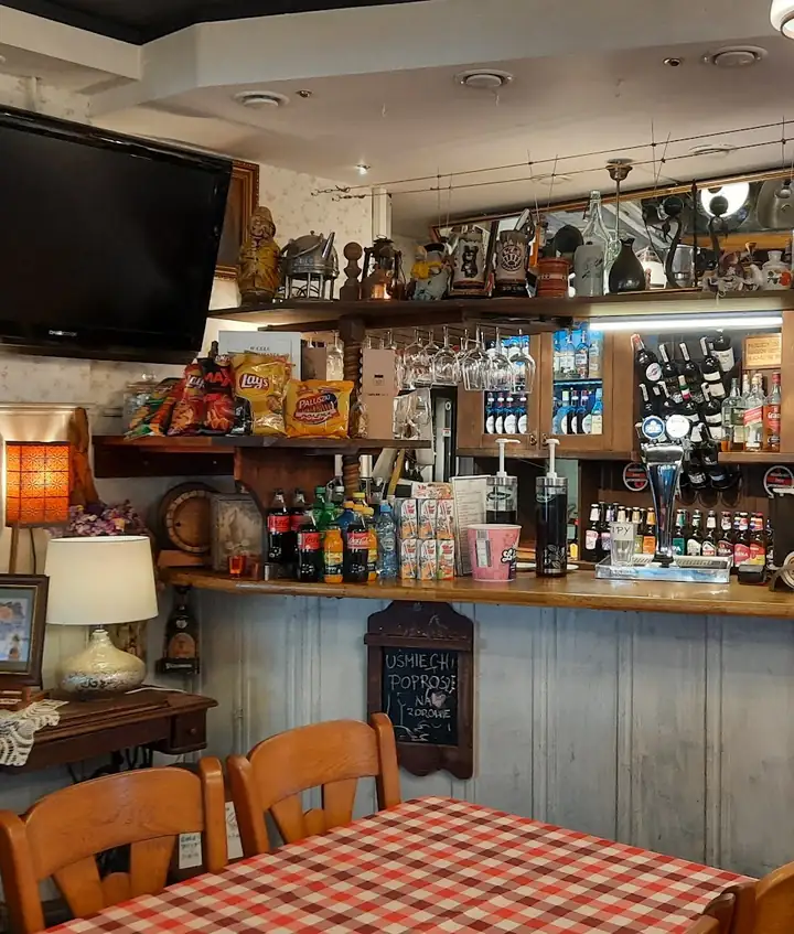 Sala z barem i stolikami w kratkę