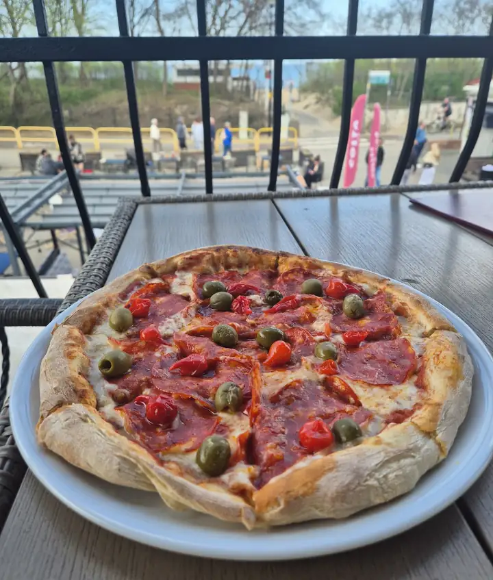 Pizza na stoliku na piętrze
